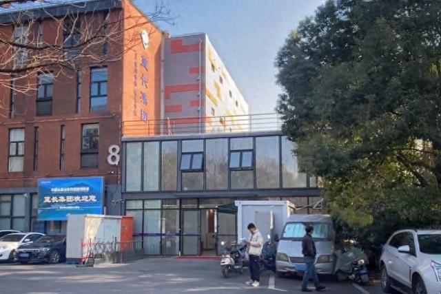 老叶较真丨这家园区见缝插针违建自堵逃生通道停车钢架上建集装箱房(图1)