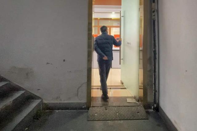 老叶较真丨这家园区见缝插针违建自堵逃生通道停车钢架上建集装箱房(图2)