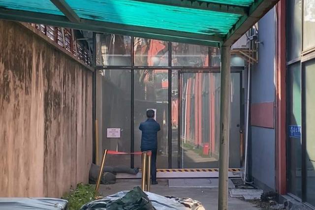 老叶较真丨这家园区见缝插针违建自堵逃生通道停车钢架上建集装箱房(图5)