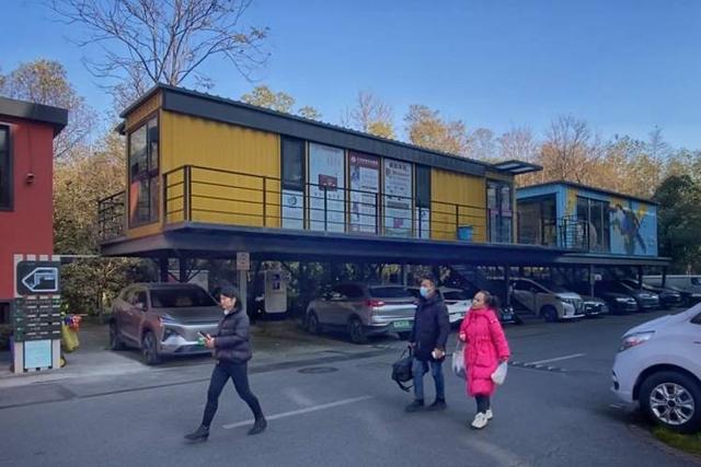 老叶较真丨这家园区见缝插针违建自堵逃生通道停车钢架上建集装箱房(图7)