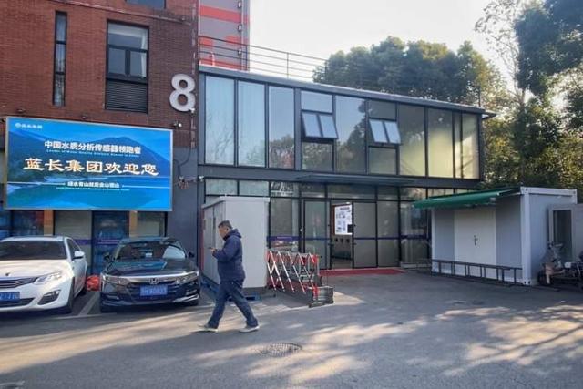 老叶较真丨这家园区见缝插针违建自堵逃生通道停车钢架上建集装箱房(图8)