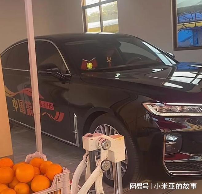 全爸开着全红婵的红旗h9去做保养车上四个字“中国荣耀”太耀眼(图4)