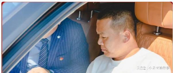 全爸开着全红婵的红旗h9去做保养车上四个字“中国荣耀”太耀眼(图6)