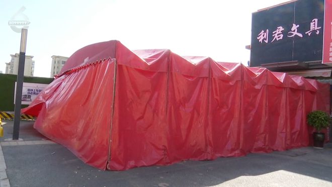 门头高挂“文具店”招牌实际占道经营鲜花作坊？附近商户：该管管了！(图1)