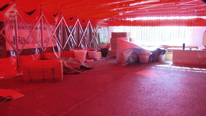 门头高挂“文具店”招牌实际占道经营鲜花作坊？附近商户：该管管了！(图2)
