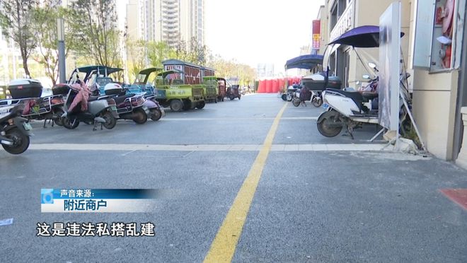 门头高挂“文具店”招牌实际占道经营鲜花作坊？附近商户：该管管了！(图5)