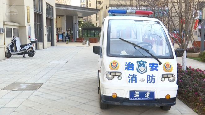 门头高挂“文具店”招牌实际占道经营鲜花作坊？附近商户：该管管了！(图6)