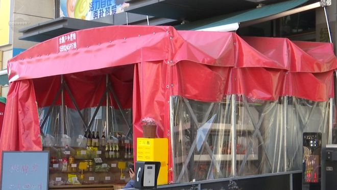 门头高挂“文具店”招牌实际占道经营鲜花作坊？附近商户：该管管了！(图3)