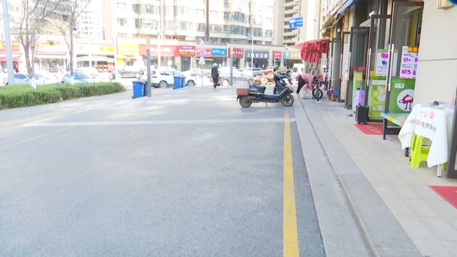 门头高挂“文具店”招牌实际占道经营鲜花作坊？附近商户：该管管了！(图4)