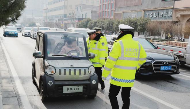 除了戴头盔2025年1月起电动车、三轮车、四轮车迎来“5禁”新要求出行注意(图1)
