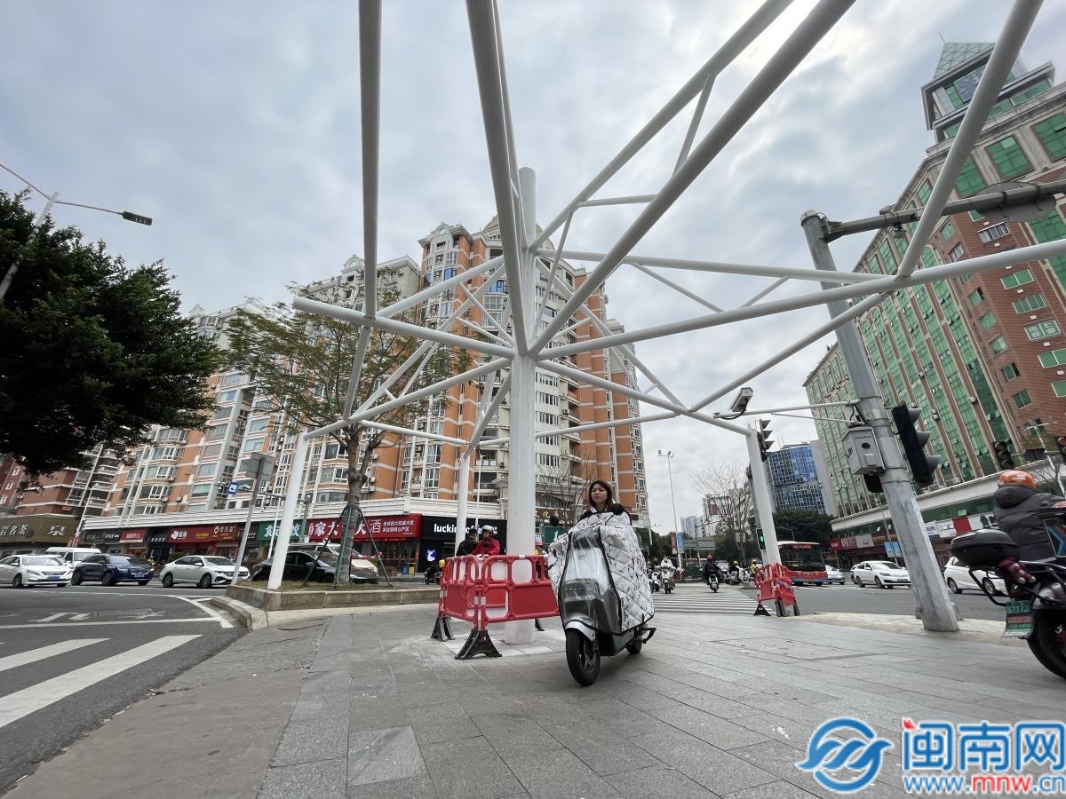 泉州中心市区首个交通岛遮阳棚开建！预计3月底完工(图2)