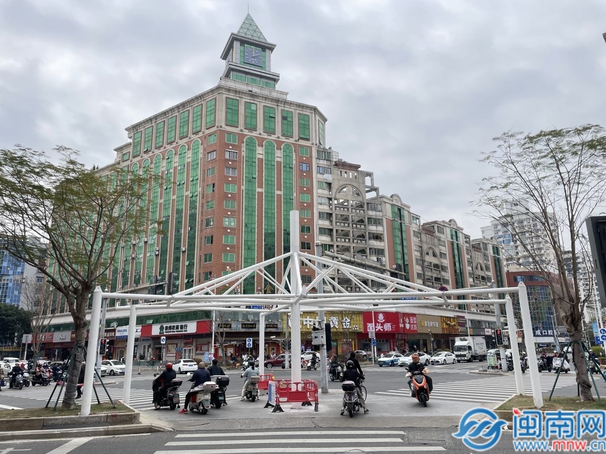 泉州中心市区首个交通岛遮阳棚开建！预计3月底完工(图1)