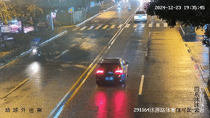 拆篷戴盔｜主责！电动车非法加装雨篷遮挡视线撞伤路人！(图1)