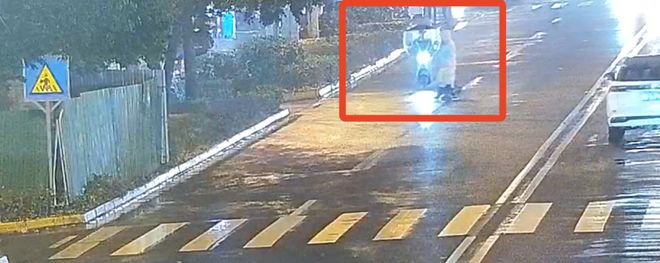 拆篷戴盔｜主责！电动车非法加装雨篷遮挡视线撞伤路人！(图2)