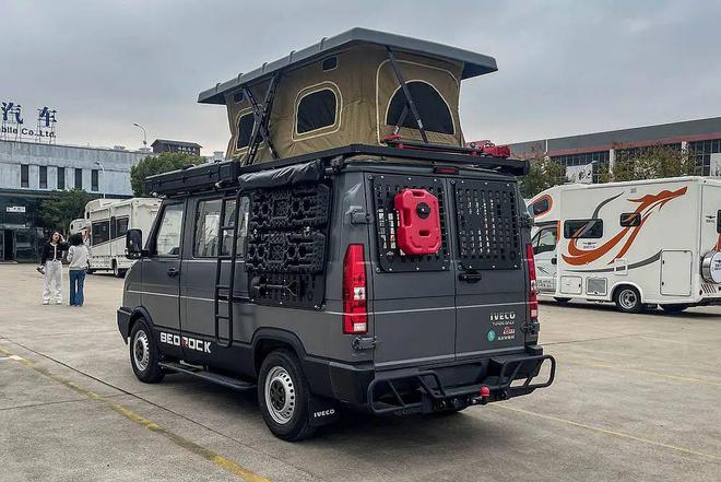 1199万起想要的配置自己装！实拍旌航IVECO得意A35露营车(图9)