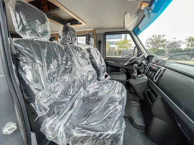 1199万起想要的配置自己装！实拍旌航IVECO得意A35露营车(图11)