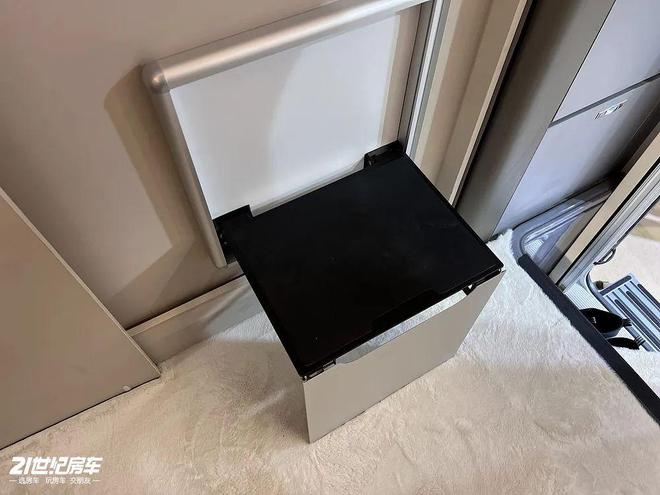 大承载房车专用底盘星空顶+杜比音效览众山海炮高阶房车亮相(图10)