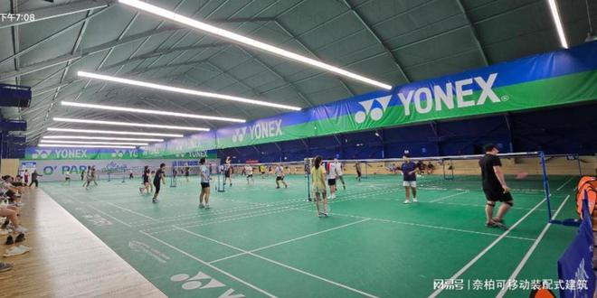 楼顶天台变羽毛球馆城市新玩法！(图1)