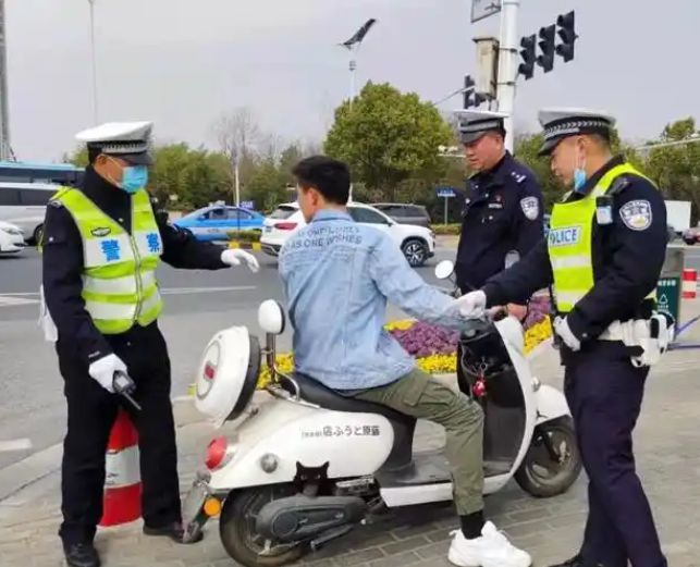 除了戴头盔5月1日起电动车、三轮车上路不能有5种违规行为(图1)