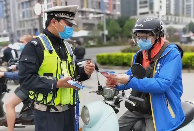 除了戴头盔5月1日起电动车、三轮车上路不能有5种违规行为(图3)