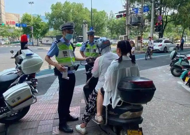 除了戴头盔5月1日起电动车、三轮车上路不能有5种违规行为(图2)