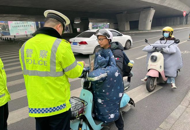 除了戴头盔5月1日起电动车、三轮车上路不能有5种违规行为(图6)