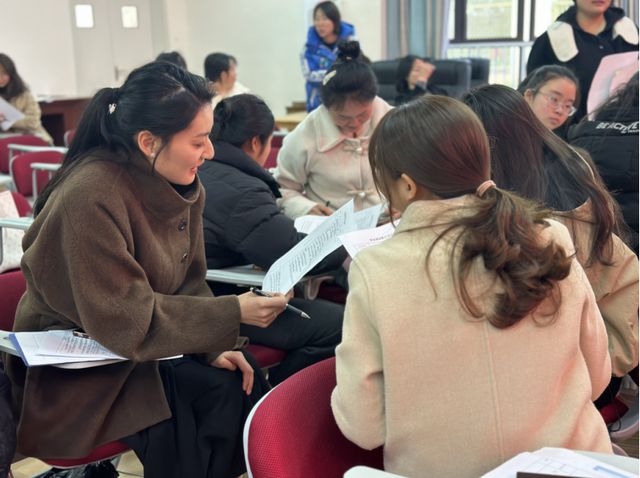 叙州区双龙镇中心幼儿园召开2025年春期微型课题中期汇报研讨会(图2)