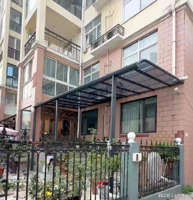 惊呆！一楼的住户在一楼和二楼之间搭起一个棚子网友们炸开锅了(图2)