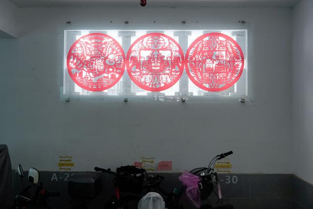 停车棚里的美术馆再迎新展“南桥撕纸”点亮社区空间(图1)