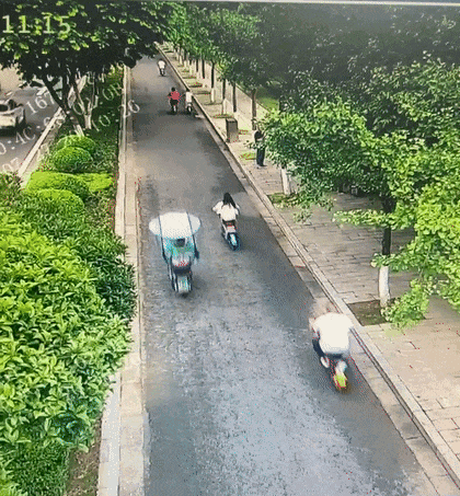 @雨城电动车车主“拆棚棚”势在必行是时候跟“雨棚”说再见了……(图2)