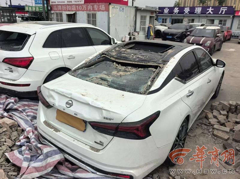 冰雹天气里停车场围墙坍塌10辆车被砸中损失数十万该谁来担责？(图2)