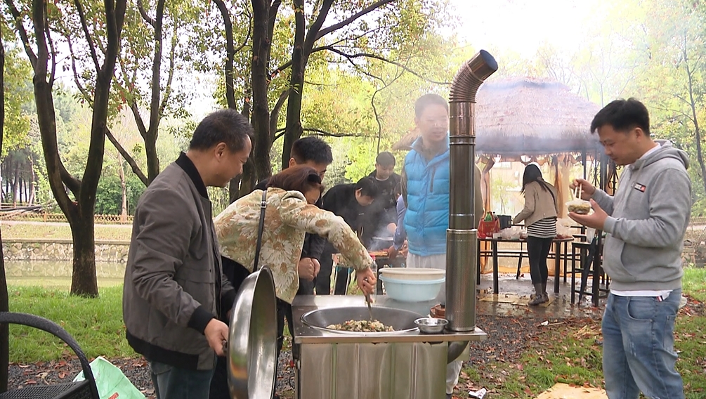 中国蓝观察丨烧野火饭、划桨板解锁浙江“户外+”新玩法(图1)