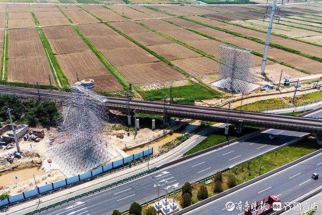 国网济南供电公司完成跨越京沪铁路输电线路架设施工工作(图1)
