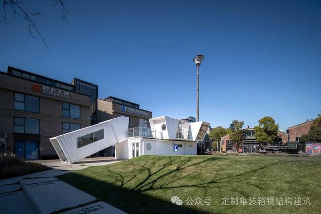 解码上海宝山瑞幸集装箱咖啡店的工业美学革命(图1)