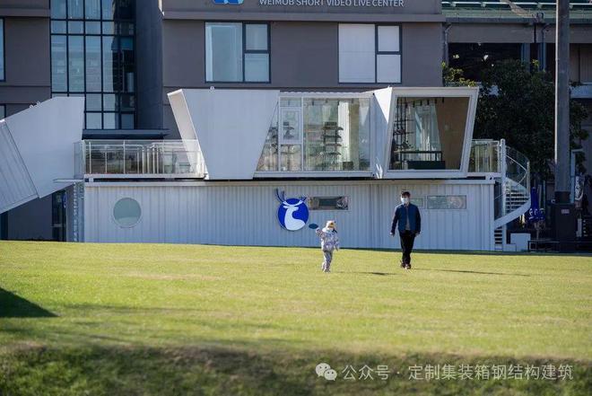 解码上海宝山瑞幸集装箱咖啡店的工业美学革命(图4)