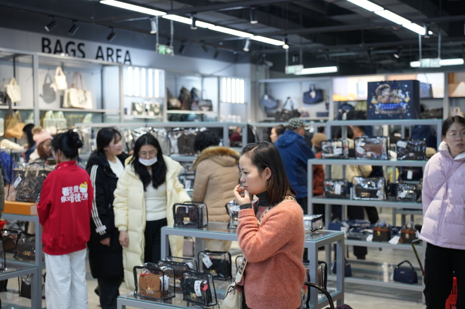 99%北京居民捂紧钱包？超级仓用3折奢侈品激活消费潜能(图1)