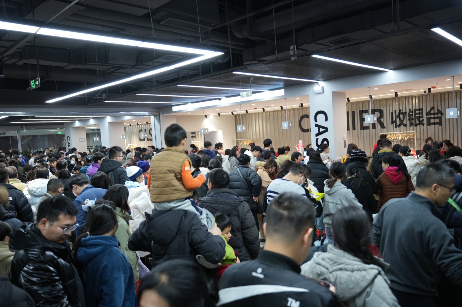 99%北京居民捂紧钱包？超级仓用3折奢侈品激活消费潜能(图2)