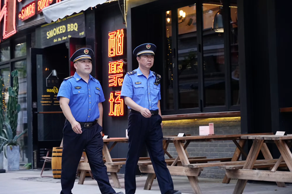 济南历下城管：以规范外摆之笔绘就城市经济新图景(图2)