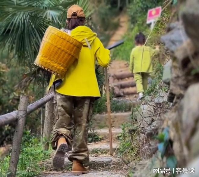 苗苗转换新赛道！带娃体验露营生活亲自砍柴烧火成翻版李子柒(图8)