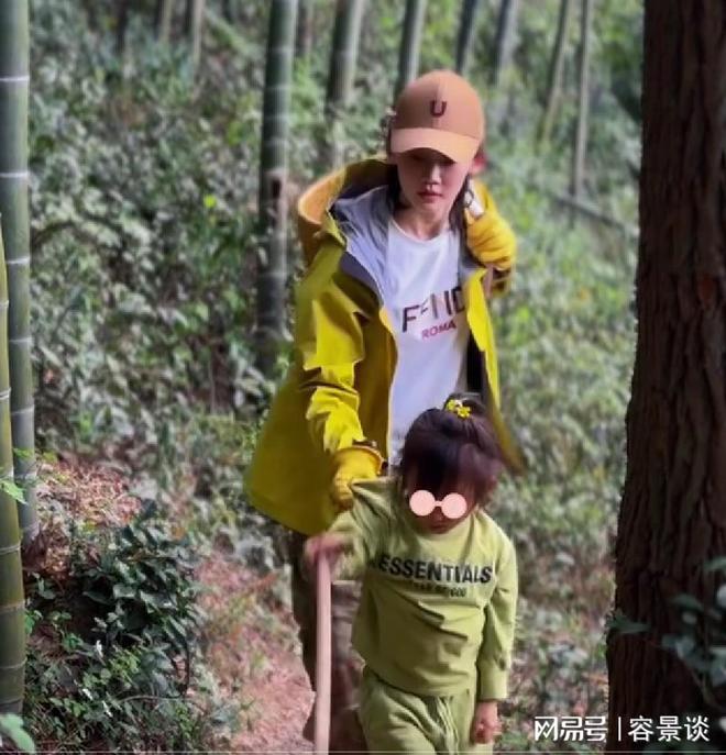 苗苗转换新赛道！带娃体验露营生活亲自砍柴烧火成翻版李子柒(图9)