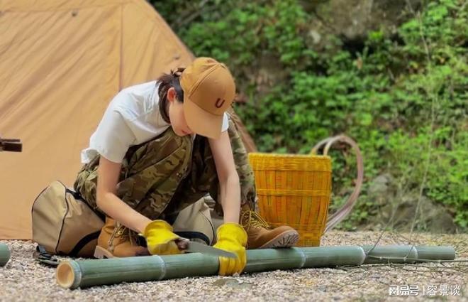苗苗转换新赛道！带娃体验露营生活亲自砍柴烧火成翻版李子柒(图14)