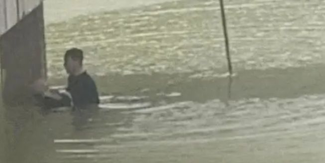 惊心动魄！东莞70岁老人在湖边吹笛子下一秒他看到这一幕立马跳下水…(图1)