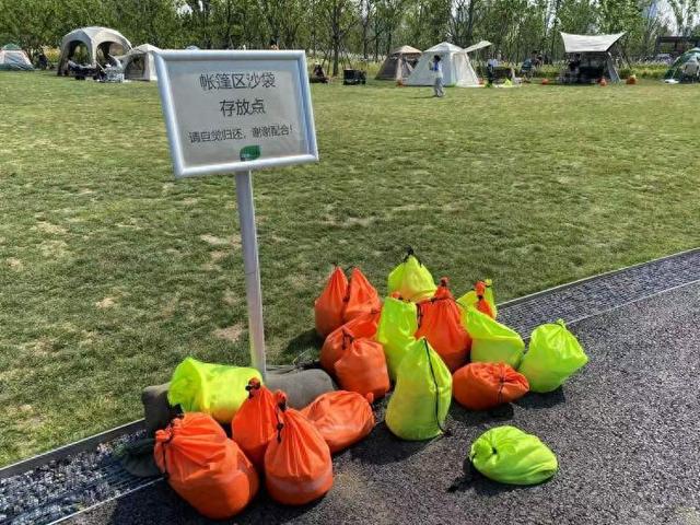 世博文化公园禁用风绳和地钉后有人选择离开有人想出了对策！公园草坪已鲜见天幕但争议仍存在(图1)