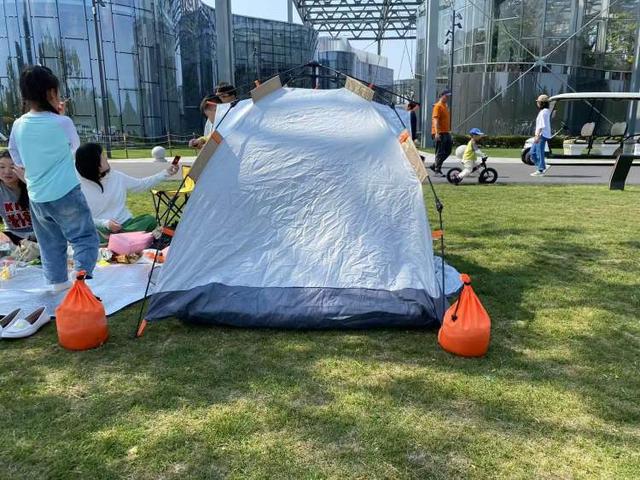 世博文化公园禁用风绳和地钉后有人选择离开有人想出了对策！公园草坪已鲜见天幕但争议仍存在(图3)