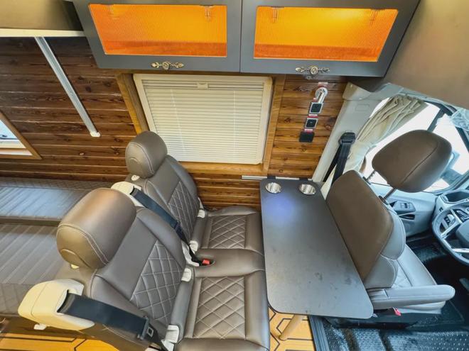 中轴V90房车你见过吗?一家三口人用特合适尾床设计的挺实用(图6)