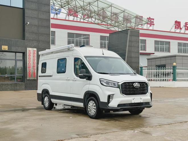 中轴V90房车你见过吗?一家三口人用特合适尾床设计的挺实用(图1)