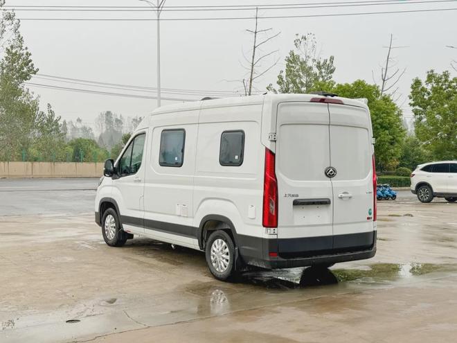 中轴V90房车你见过吗?一家三口人用特合适尾床设计的挺实用(图3)