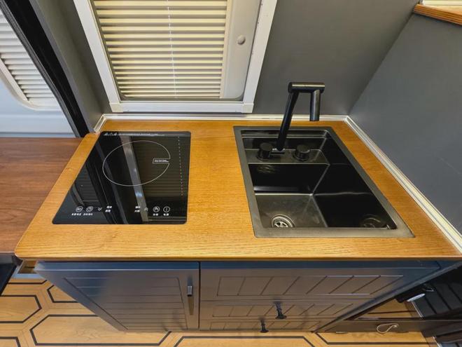 中轴V90房车你见过吗?一家三口人用特合适尾床设计的挺实用(图7)