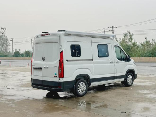 中轴V90房车你见过吗?一家三口人用特合适尾床设计的挺实用(图4)