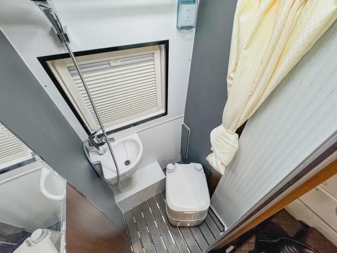 中轴V90房车你见过吗?一家三口人用特合适尾床设计的挺实用(图8)